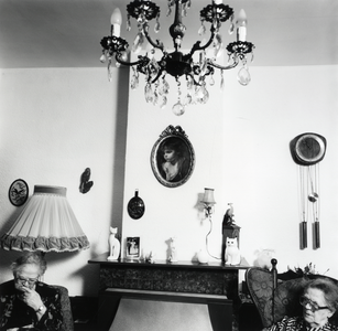 108260 Interieur van een huis aan de Beekstraat te Utrecht: schoorsteenmantel in de woonkamer.